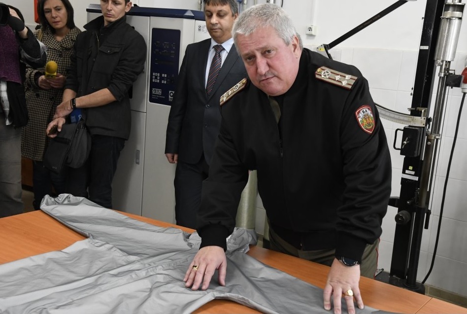 полк. д-р Димитър Кирков показва защитните облекла за борба с коронавируса