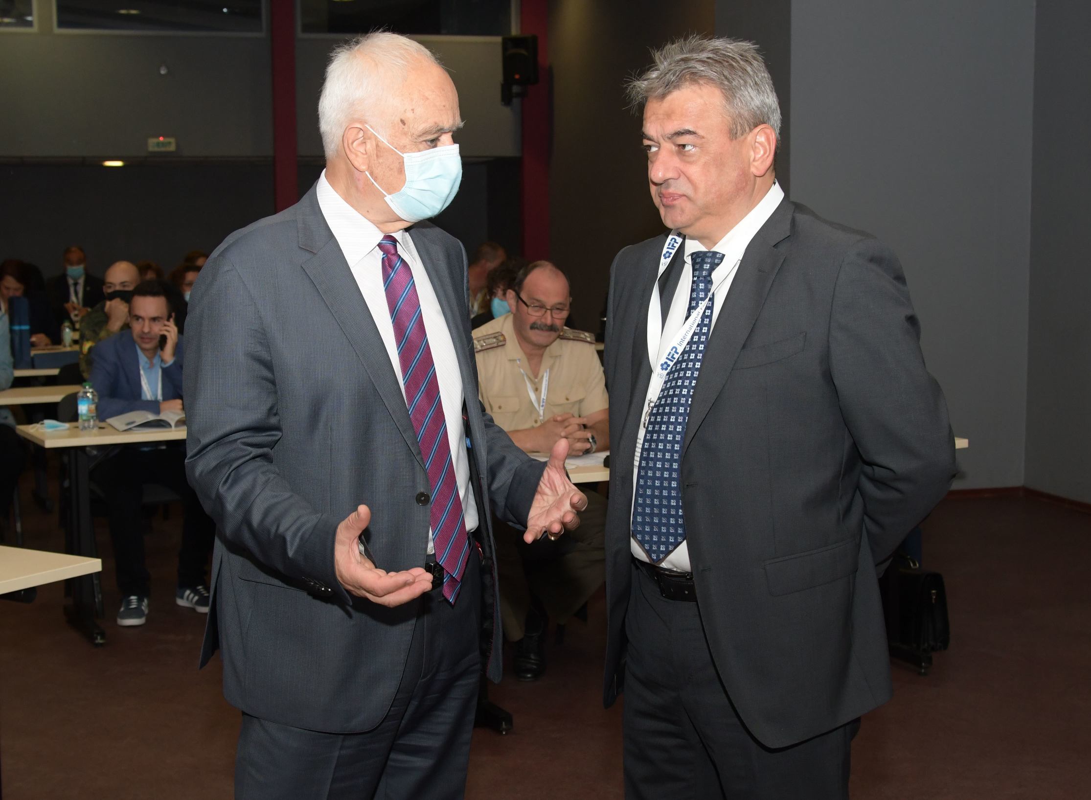 Discussion at the conference - Deputy Defense Minister Anatoly Velichkov and Atanas Zapryanov