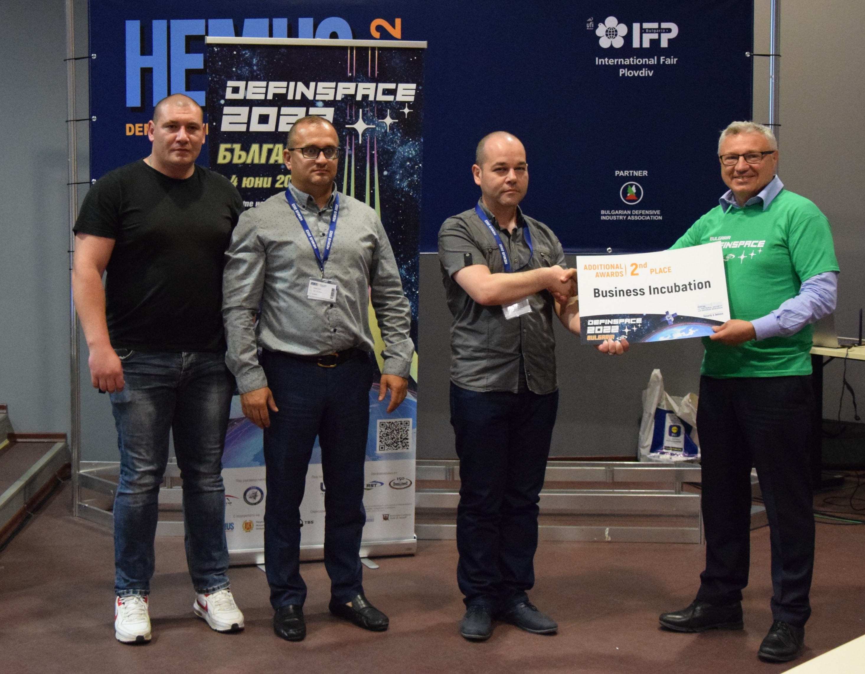 Второ място на отбора на Института по отбрана в първия международен хакатон DefInSpace в България